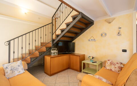 Villa Isola: Meubilair, Eigendom, Gebouw, Comfort, Bankstel, Hout, Fotolijst, Interieur Ontwerp, Trap, Architectuur