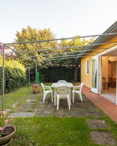 Villa Isola: Fabriek, Lucht, Meubilair, Venster, Bloempot, Gebouw, Bloem, Stoel, Kamerplant, Gras