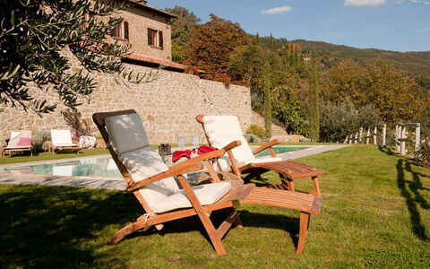 Villa Adelfa: Fabriek, Lucht, Wolk, Buitenmeubels, Stoel, Gebouw, Boom, Armleuning, Gras, Vrije Tijd