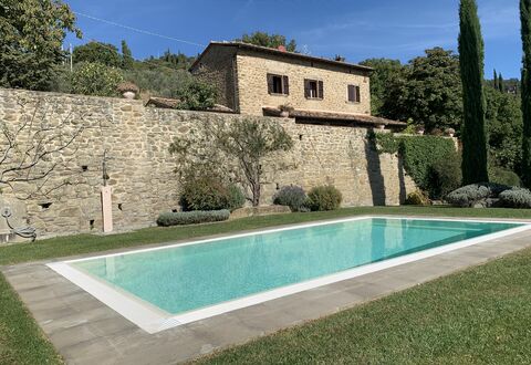 Villa Adelfa: Water, Lucht, Gebouw, Fabriek, Azure, Zwembad, Venster, Rechthoek, Boom, Land Lot