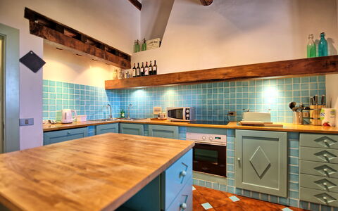 Villa Paneretta: Countertop, Cabinetry, Eigendom, Keuken, Toestel Van De Keuken, Fornuis, Hout, Gootsteen, Lade, Verlichting