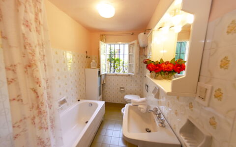 Alla Collina Del Sole: Bad, Loodgieterswerkinrichting, Eigendom, Badkamer, Gebouw, Interieur Ontwerp, Architectuur, Venster, Spiegel, Fabriek