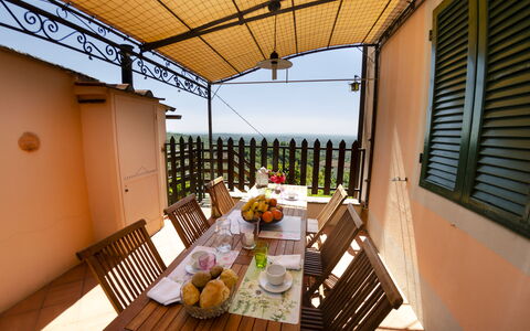 Alla Collina Del Sole: Gebouw, Tafel, Eigendom, Fabriek, Meubilair, Tableware, Stoel, Venster, Hout, Kamerplant