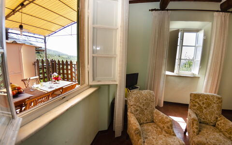 Alla Collina Del Sole: Meubilair, Venster, Gebouw, Hout, Woonkamer, Interieur Ontwerp, Schaduw, Lamp, Bankstel, Gordijn