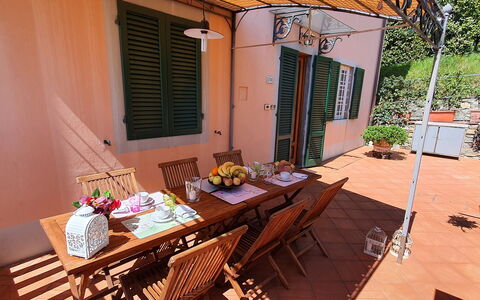 Alla Collina Del Sole: Tafel, Meubilair, Venster, Eigendom, Fabriek, Gebouw, Stoel, Hout, Bloempot, Buitentafel