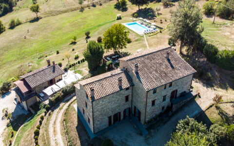 Villa Lugnano: Fabriek, Gebouw, Venster, Huis, Land Lot, Boom, Gras, Woongebied, Stedelijk Ontwerp, Landschap