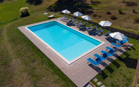 Villa Lugnano: Gebouw, Fabriek, Zwembad, Water, Azure, Rechthoek, Huis, Gras, Schaduw, Stedelijk Ontwerp