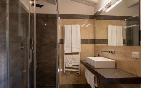 Villa Lucarella: Interieur Ontwerp, Flooring, Verdieping, Badkamer, Loodgieterswerkinrichting, Kamer, Meubilair, Verlichting, Plafond, Wastafel