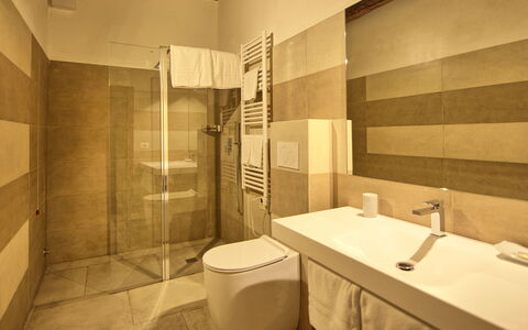 Palazzo Bello: Eigendom, Kraan, Wastafel, Loodgieterswerkinrichting, Gebouw, Badkamer, Interieur Ontwerp, Huis, Hout, Flooring