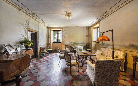 Villa Vigliano: Meubilair, Eigendom, Fotolijst, Gebouw, Bankstel, Hout, Fabriek, Tafel, Woonkamer, Interieur Ontwerp