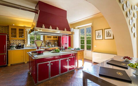 Villa Vaccoli: Cabinetry, Meubilair, Fabriek, Countertop, Tafel, Kamerplant, Gebouw, Keuken, Interieur Ontwerp, Hout