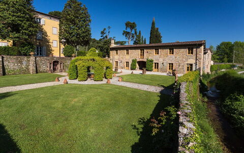 Villa Vaccoli: Fabriek, Lucht, Eigendom, Boom, Gebouw, Land Lot, Venster, Gras, Landschap, Haag