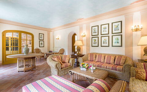 Villa Vaccoli: Tafel, Fotolijst, Meubilair, Eigendom, Bankstel, Gebouw, Hout, Interieur Ontwerp, Decoratie, Woonkamer