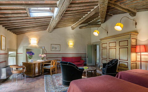 Villa Vorno: Eigendom, Meubilair, Fotolijst, Tafel, Stoel, Lamp, Verlichting, Hout, Woonkamer, Bankstel