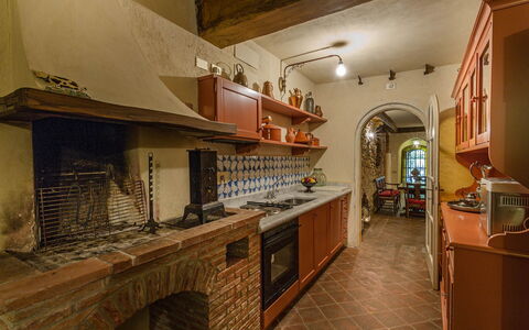 Villa Vorno: Countertop, Cabinetry, Eigendom, Keuken, Toestel Van De Keuken, Gebouw, Hout, Huishoudapparatuur, Fornuis, Interieur Ontwerp