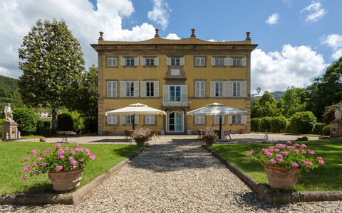 Villa Vorno: Wolk, Fabriek, Lucht, Bloem, Gebouw, Eigendom, Natuur, Venster, Boom, Plantkunde