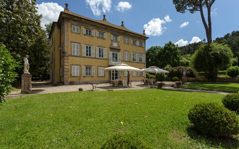 Villa Vorno: Wolk, Fabriek, Gebouw, Lucht, Venster, Boom, Natuurlijk Landschap, Land Lot, Huis, Gras