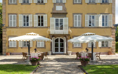 Villa Vorno: Fabriek, Gebouw, Venster, Meubilair, Paraplu, Stoel, Bloempot, Schaduw, Tent, Deur