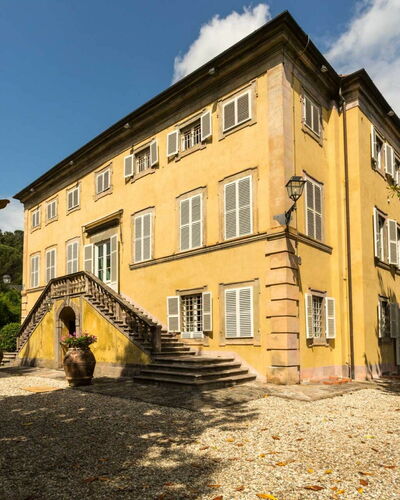 Villa Vorno: Lucht, Fabriek, Gebouw, Venster, Wolk, Boom, Zonlicht, Huis, Deur, Woongebied