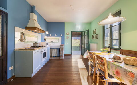 Villa Rosata: Cabinetry, Meubilair, Countertop, Eigendom, Keuken, Toestel Van De Keuken, Hout, Verlichting, Interieur Ontwerp, Architectuur