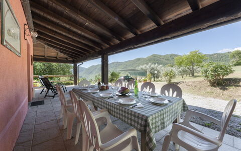 Villa Rosata: Tafel, Meubilair, Fabriek, Eigendom, Stoel, Lucht, Hout, Tableware, Boom, Interieur Ontwerp