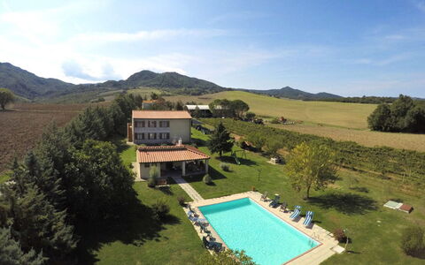 Villa Le Selvole: Lucht, Wolk, Water, Gebouw, Fabriek, Berg, Boom, Land Lot, Zwembad, Gras