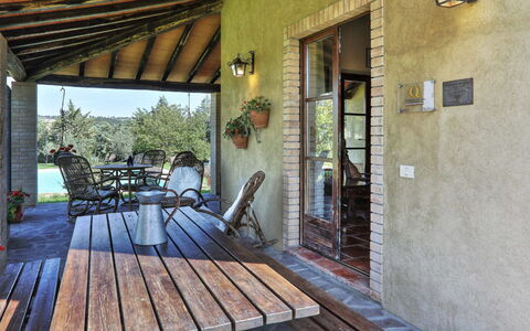 Villa Le Selvole: Eigendom, Stoel, Fabriek, Azure, Hout, Veranda, Interieur Ontwerp, Bloempot, Gebouw, Verblijf