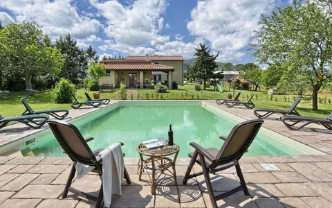 Villa Le Selvole: Water, Lucht, Wolk, Eigendom, Fabriek, Meubilair, Zwembad, Gebouw, Stoel, Boom