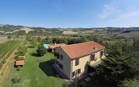 Villa Le Selvole: Lucht, Gebouw, Wolk, Eigendom, Venster, Ecoregio, Fabriek, Natuur, Boom, Natuurlijke Omgeving