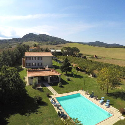 Villa Le Selvole: Lucht, Wolk, Water, Gebouw, Fabriek, Berg, Boom, Land Lot, Zwembad, Gras