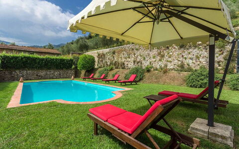 Villa Cantignano: Fabriek, Gebouw, Paraplu, Water, Wolk, Natuur, Boom, Schaduw, Buitenmeubels, Zwembad