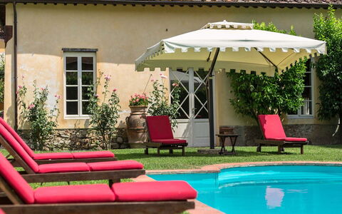 Villa Cantignano: Water, Fabriek, Gebouw, Meubilair, Eigendom, Tafel, Paraplu, Venster, Schaduw, Lucht