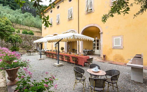 Villa Cantignano: Fabriek, Gebouw, Bloem, Venster, Bloempot, Boom, Tafel, Buitenmeubels, Weg Oppervlak, Architectuur