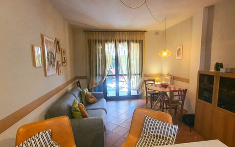 Bianca: Tafel, Eigendom, Meubilair, Bankstel, Stoel, Hout, Woonkamer, Interieur Ontwerp, Fotolijst, Flooring