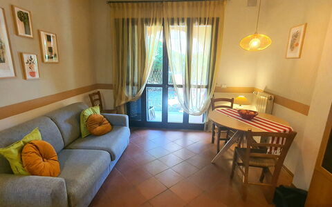 Bianca: Tafel, Meubilair, Eigendom, Bankstel, Azure, Comfort, Textiel, Lamp, Gordijn, Interieur Ontwerp