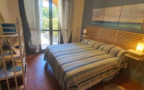 Bianca: Meubilair, Comfort, Venster, Azure, Hout, Textiel, Schaduw, Interieur Ontwerp, Verdieping, Gebouw