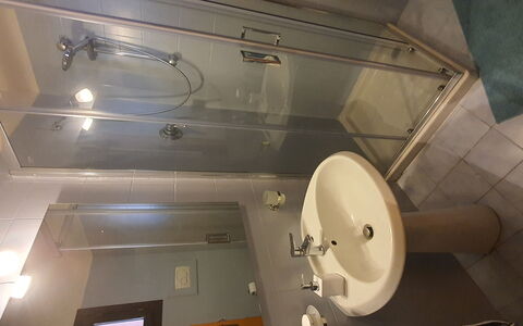 Bianca: Wastafel, Kraan, Badkamer, Loodgieterswerkinrichting, Wastafel In De Badkamer, Hout, Toilet, Douche, Wc Bril, Verdieping