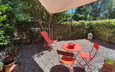 Bianca: Fabriek, Meubilair, Tafel, Eigendom, Stoel, Blad, Buitentafel, Plantkunde, Gebouw, Buitenmeubels