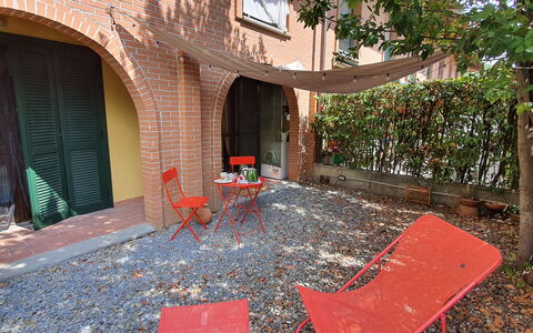 Bianca: Eigendom, Meubilair, Blad, Gebouw, Deur, Fabriek, Schaduw, Weg Oppervlak, Hout, Buitenmeubels