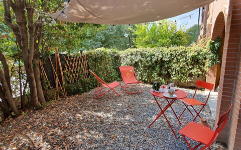 Bianca: Fabriek, Eigendom, Meubilair, Tafel, Schaduw, Stoel, Buitenmeubels, Boom, Buitentafel, Gras