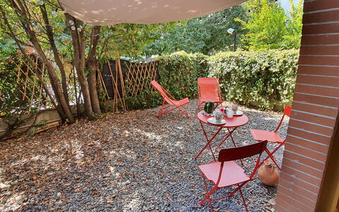 Bianca: Fabriek, Meubilair, Tafel, Stoel, Buitentafel, Buitenmeubels, Boom, Hout, Schaduw, Gras