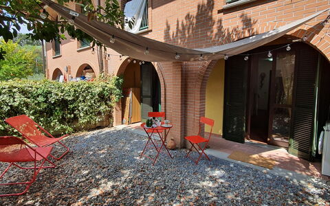 Bianca: Fabriek, Gebouw, Schaduw, Boom, Verblijf, Stoel, Woongebied, Buurt, Hout, Landschap