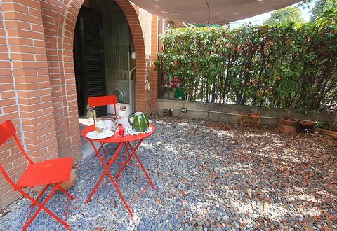 Bianca: Eigendom, Meubilair, Tafel, Fabriek, Buitenmeubels, Stoel, Buitentafel, Gebouw, Schaduw, Hout