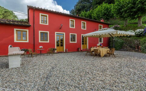 Villa Guamo: Fabriek, Gebouw, Venster, Wolk, Lucht, Natuur, Weg Oppervlak, Huis, Boom, Land Lot