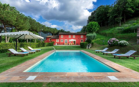 Villa Guamo: Water, Wolk, Fabriek, Lucht, Eigendom, Zwembad, Gebouw, Natuur, Azure, Plantkunde