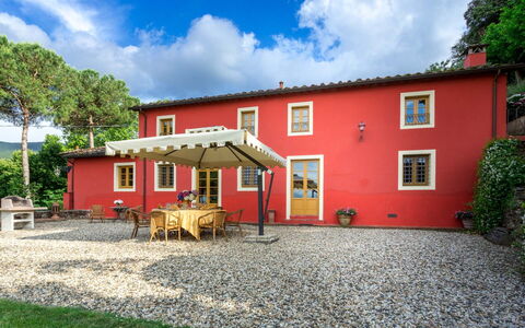 Villa Guamo: Wolk, Fabriek, Lucht, Gebouw, Eigendom, Venster, Boom, Huis, Land Lot, Hout