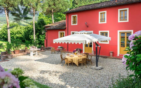 Villa Guamo: Fabriek, Gebouw, Meubilair, Venster, Tafel, Stoel, Huis, Paraplu, Buitenmeubels, Boom