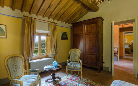 Villa Guamo: Fotolijst, Gebouw, Meubilair, Eigendom, Tafel, Stoel, Hout, Interieur Ontwerp, Woonkamer, Architectuur