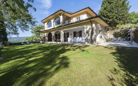 Villa Monteresi: Fabriek, Lucht, Gebouw, Boom, Venster, Land Lot, Verblijf, Gras, Wolk, Woongebied