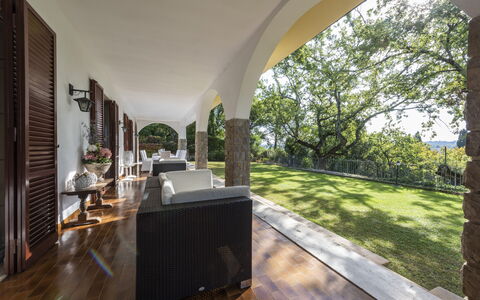 Villa Monteresi: Fabriek, Architectuur, Schaduw, Hout, Verdieping, Flooring, Boom, Woongebied, Gras, Condominium